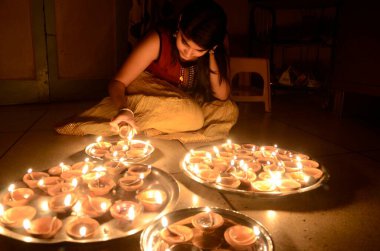 Genç kız gaz lambası yakıyor Diwali, festival, jodhpur, rajasthan, Hindistan, Asya 
