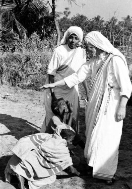 Rahibe Teresa ve Doğu Pakistanlı şimdi Bangladeş mültecisi Tripura, Hindistan, Aralık 1971  