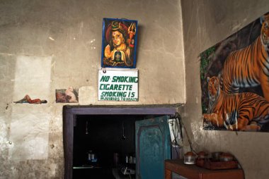 Otelin duvarında sigara içilmeyen kaplan ve tanrı şivası posterleri, Ladakh, Jammu ve Kashmir, Hindistan 
