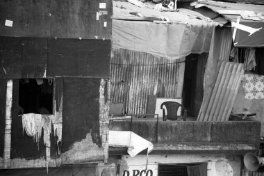 Anant Kanekar Marg, Bandra, Bombay Mumbai, Maharashtra, Hindistan 'da gecekondu mahallesi. 
