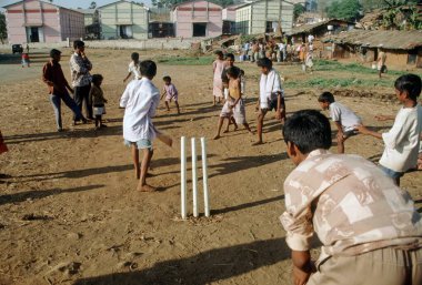 Çocuklar gecekondu mahallesinde kriket oynuyorlar, Mumbai Bombay, maharashtra, Hindistan