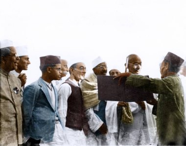 Mahatma Gandhi 1940 'ta Hindistan, Asya' da bir adamla konuşuyor. 