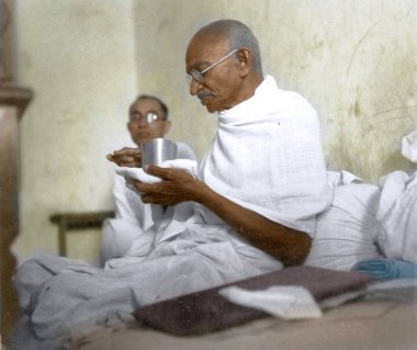 Pyarelal Nayyar ve Mahatma Gandhi hızlanmadan kısa bir süre önce, Rajkot, Hindistan, Asya, 3 Mart 1939 