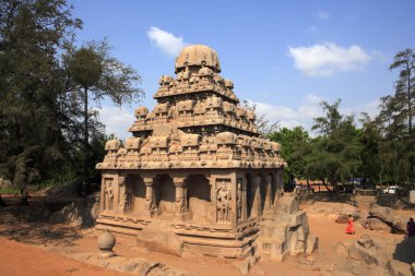 Kral Mamalla döneminde oyulmuş olan Dharmaraja Ratha ve Pancha Rathas (Narasimhavarman I, c. 630 - 670) Monolith kaya oyma tapınakları, Mahabalipuram, İlçe Chengalpattu, Tamil Nadu, Hindistan UNESCO Dünya Mirası 