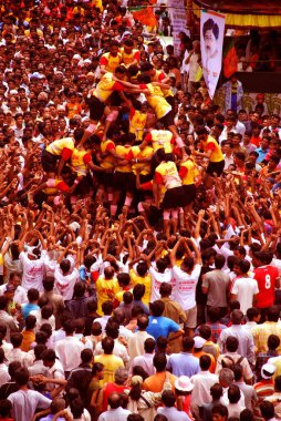 Gündüz vakti milli bayramı kutlayan bir kalabalık.