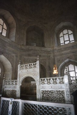 İç odalarda Mumtaz ve Şah Cihan 'ın Tac Mahal' da, Yamuna nehrinin güney kıyısında Agra, Uttar Pradesh, Hindistan UNESCO Dünya Mirası Alanında mezarları bulunuyor.