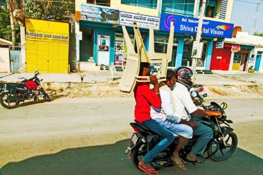 Bisikletli plastik sandalyeler taşıyan adam, Hubli, Dharwad, Karnataka, Hindistan, Asya  