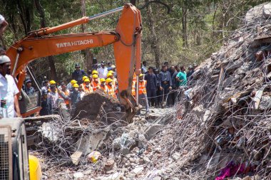 Şanslı bina çökmesi, vinç enkazı temizleme, Mumbra, Bombay, Mumbai, Maharashtra, Hindistan 