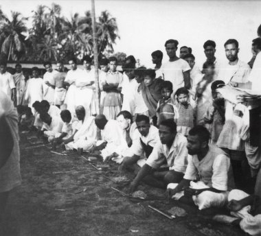 Dasgharia Noakhali köyünde yemek yiyen insanlar Doğu Bengal Kanu Gandhi Kasım 1946 'da kaldı. 