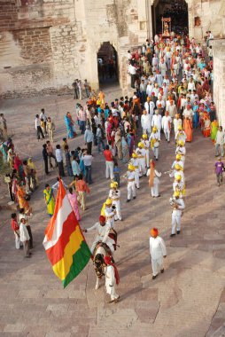 Mehrangarh kalesi, Jodhpur, Rajasthan, Hindistan 'da raj Gangaur (Kraliyet Gangaur) alayı