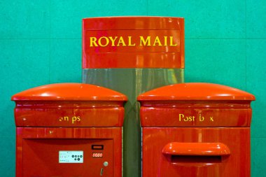 Kraliyet posta pulu otomatı ve posta kutusu; Londra; Birleşik Krallık İngiltere