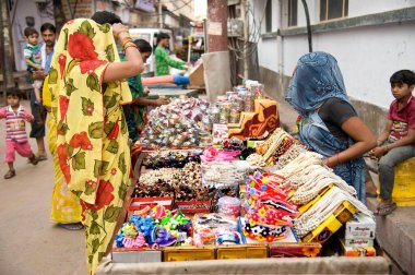 Kadın satıcı, süs, vrindavan, uttar pradesh, Hindistan, Asya  