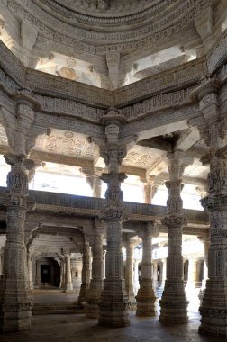 Hindistan 'da Ranakpur' daki Adinatha Jain Tapınağı Sütunlar Salonu.