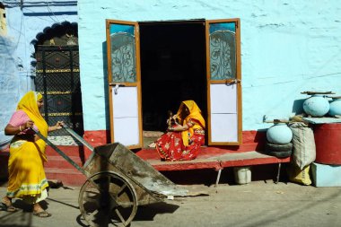 Kapıda oturan kadın Jodhpur Rajasthan Hindistan Asya 