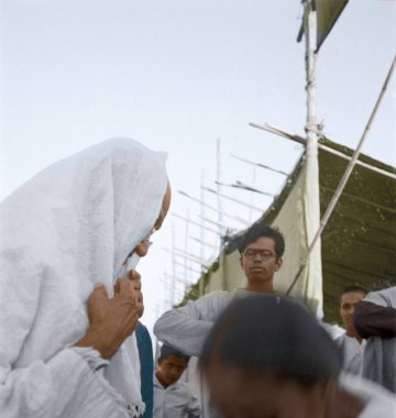 Mahatma Gandhi halk toplantısına geliyor, Hindistan, Asya, 1945