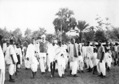 Mahatma Gandhi, Hindistan Ulusal Ordusu üyesi Jivan Singh ve diğerleri ile yürüyordu. 
