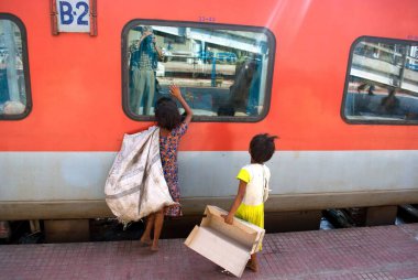Rajdhani ekspres treni Guwahati, Assam, Hindistan 'a bakan paçavra toplayıcı çocuklar.