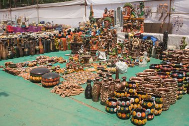 Satmak için seramik eşyalar, Thane, Maharashtra, Hindistan, Asya