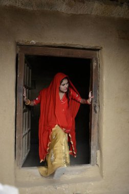 Evden çıkan kadın, Kuldhara, Jaisalmer, Rajasthan, Hindistan, Asya 