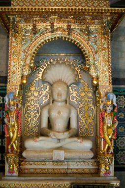 Parasnath Tapınağı 'ndaki Tanrı heykeli. Jain, Parasnath, Jharkhand, Hindistan' ın en önemli kutsal yerleri. 