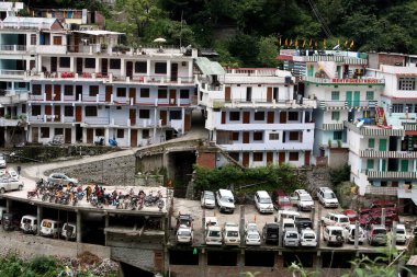 Hindistan 'ın Uttaranchal kentindeki Bhvundar veya Lakshman Ganga Vadisi' ne açılan Govind ghat 'ın 4320 metre yüksekliğindeki Shri Hemkund Sahib tapınağının yakınındaki otoparkta park etmiş araçlar. 