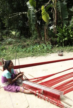 El işi, el dokuma tezgahında çalışan kadın, Sivil Toplum Örgütü Eylem Kuzey-Doğu Tröstü ANT, Bongaigaon, Assam, Hindistan 
