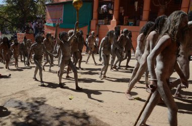 naga sadhu yolda yürüyor, kumbh mela, Ujjain, Madhya pradesh, Hindistan, Asya