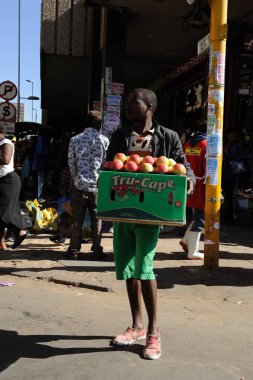 Johannesburg Güney Afrika 'da doğru pelerin taşıyan bir satıcı. 