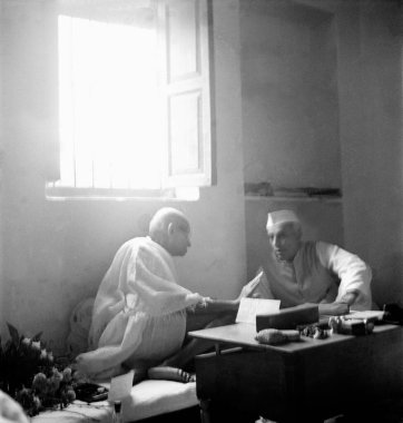 Mahatma Gandhi, 2 Ekim 1946 'da Hindistan' ın Yeni Delhi kentindeki Bhangi Kolonisinde iş arkadaşı Jawaharlal Nehru ile konuşuyor.  