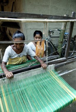 El dokuma tezgahında kıyafet dokuma işlemi, Hindistan