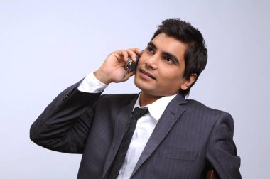 Açık sarı formalı adam parmak kaldırarak kolunu kaldırdı. 