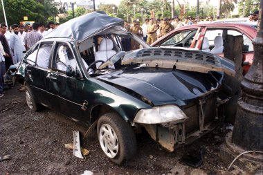 Bombay Mumbai, Maharashtra, Hindistan 26 Ağustos 2003 'te Hindistan' ın güçlü patlayıcıları tarafından hasar gören Hindistan 'ın Gateway otoparkındaki araba kalıntıları. 