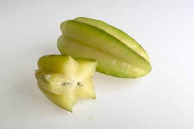 Beyaz arka planda olgun yıldız meyveleri 