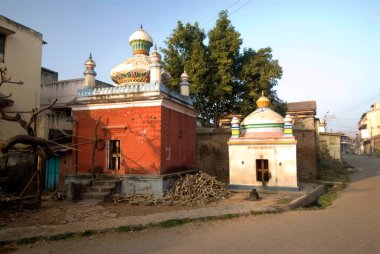 Junnar köyünde odun depolamak için kullanılan eski tip tapınak; Pune ilçesi; Maharashtra; Hindistan