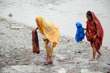 Kadınlar Hooghly nehrine kutsal dalıştan sonra Kolkata Batı Bengal Hindistan Asya 