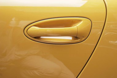 Yeni sarı renkli spor araba Porsche 'nin sapı şeklinde grafiksel olarak olumlu bir his veriyor, Pune, Maharashtra, Hindistan 