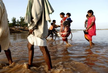 Sığ nehir sularında yürüyen insanlar, Garwa ve Latehar, Jharkhand, Hindistan 