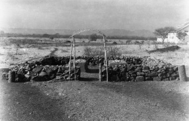 Mahadev Desais ve Kasturba Gandhi, 1944 'te Pune' deki Ağa Han Sarayı 'nda defnedildikten hemen sonra aynı mezarlığı yaptılar. 