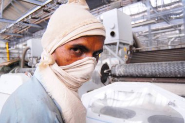Tekstil fabrikasında çalışan değirmen işçileri, Bombay, Mumbai, Maharashtra, Hindistan   