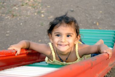 Hintli genç kız midesi kayıyor, Hindistan, Asya