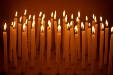 Karanlıkta yanan parlak mumların yakın görüntüsü 