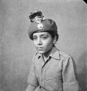 1900 'lerin klasik siyah beyaz stüdyo portresi NCC şapkalı Hintli çocuk 1940' ların Hindistan 'ı.