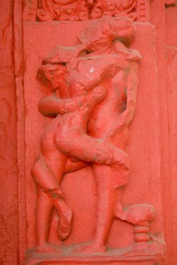 11. yüzyılda Bhubaneshwar 'daki Lord Shiva' ya adanmış Erotik heykeller; Hindistan;