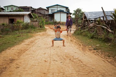 çocuk köy yolunda, kalaw, myanmar, burma 