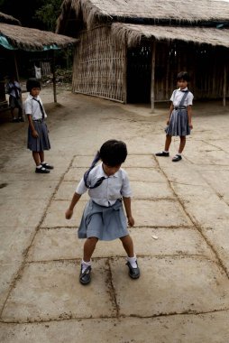 2003 yılında genç aktivistler tarafından Chakma Kabilesi çocuklarını eğitmek için kurulan Sneha Okulu; Diyun; Arunachal Pradesh; Hindistan