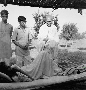 Mahatma Gandhi ve oğulları Kuvarji Parekh ile konuşan diğer iki kişi, Sevagram Ashram 'a tüberküloz tedavisi için geldi, 1941, Sevagram Ashram. 