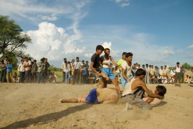 Hindistan, Rajasthan 'da Kabaddi Oynayan Genç Adamlar 