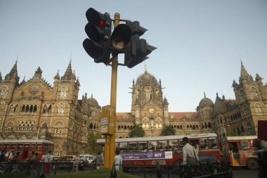 Victoria Terminali VT şimdi Chhatrapati Shivaji Terminali CST tren istasyonu inşaatı ve Mumbai Bombay yolu üzerindeki trafik; Maharashtra; Hindistan