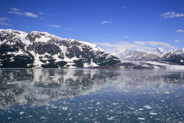 Hubbard buzulu ve Aziz Elias dağına sahip buzdağları; Alaska 'daki en uzun gelgit suyu buzulu; Saint Elias ulusal parkı; Dischantment Bay; Alaska; Amerika Birleşik Devletleri