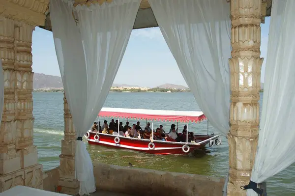 stock image Boat ride to Jag Mandir from the city palace, Udaipur, Rajasthan, India 
